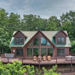 Champagne Chalet- MTN Views, Hot Tub, Secluded